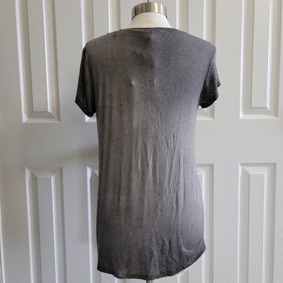 Cable & Gauge V-Neck Pocket Tee, Distressed Charcoal, Women's Size Medium - Picture 7 of 10